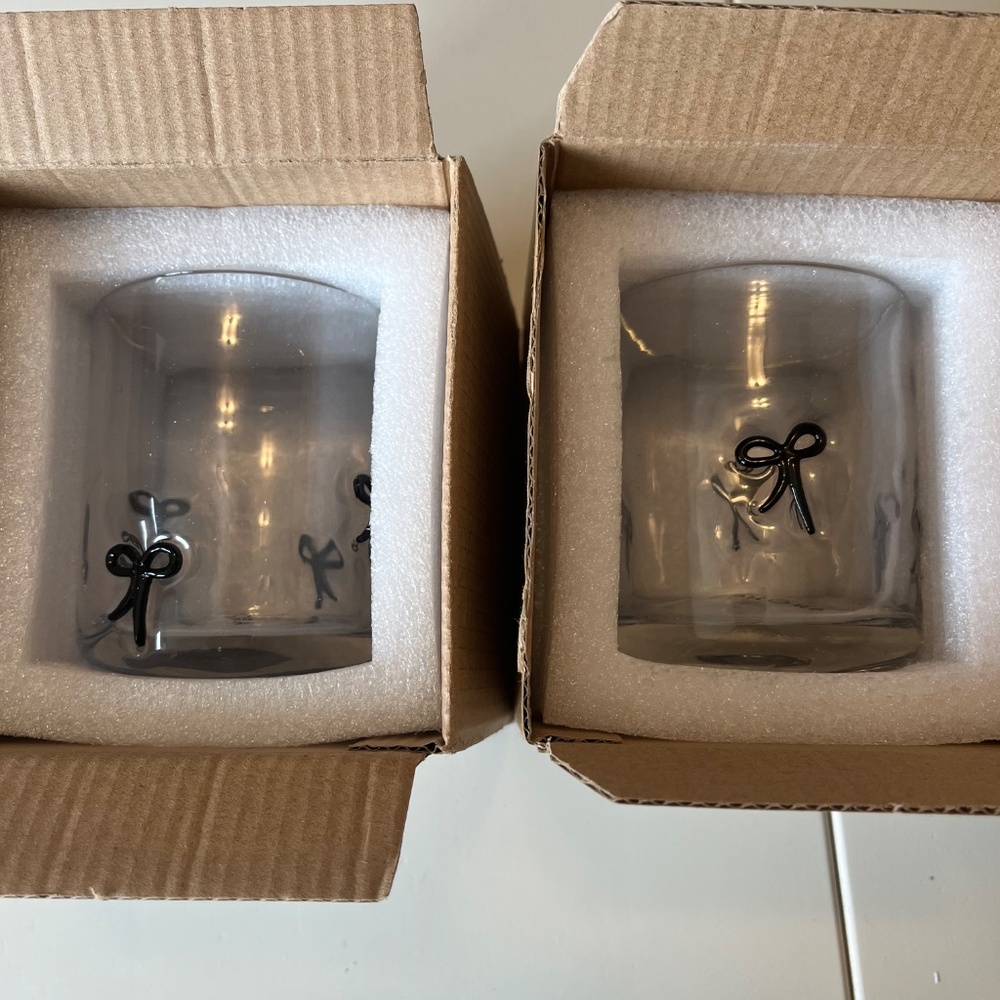 Sephora set of 2 drinking glasses w black bows -New in Box - Picture 3 of 4